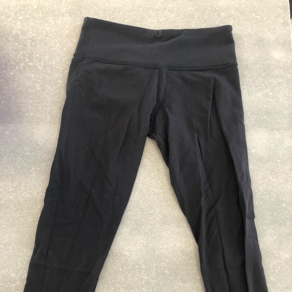 Lululemon black size 6 crops